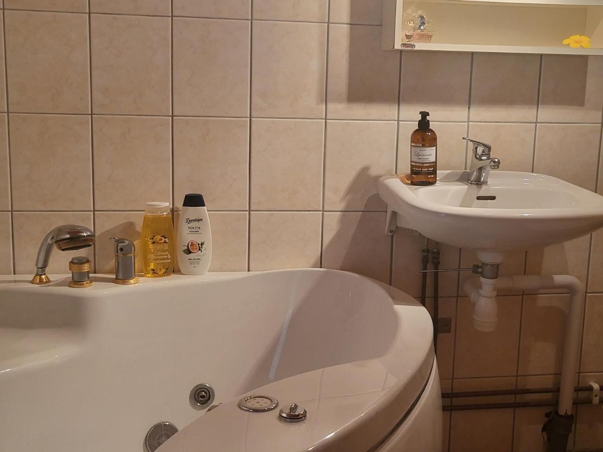 Minihus Med Stor Traedgardstomt Naera Golf Och Hav Villa Trosa Eksteriør billede