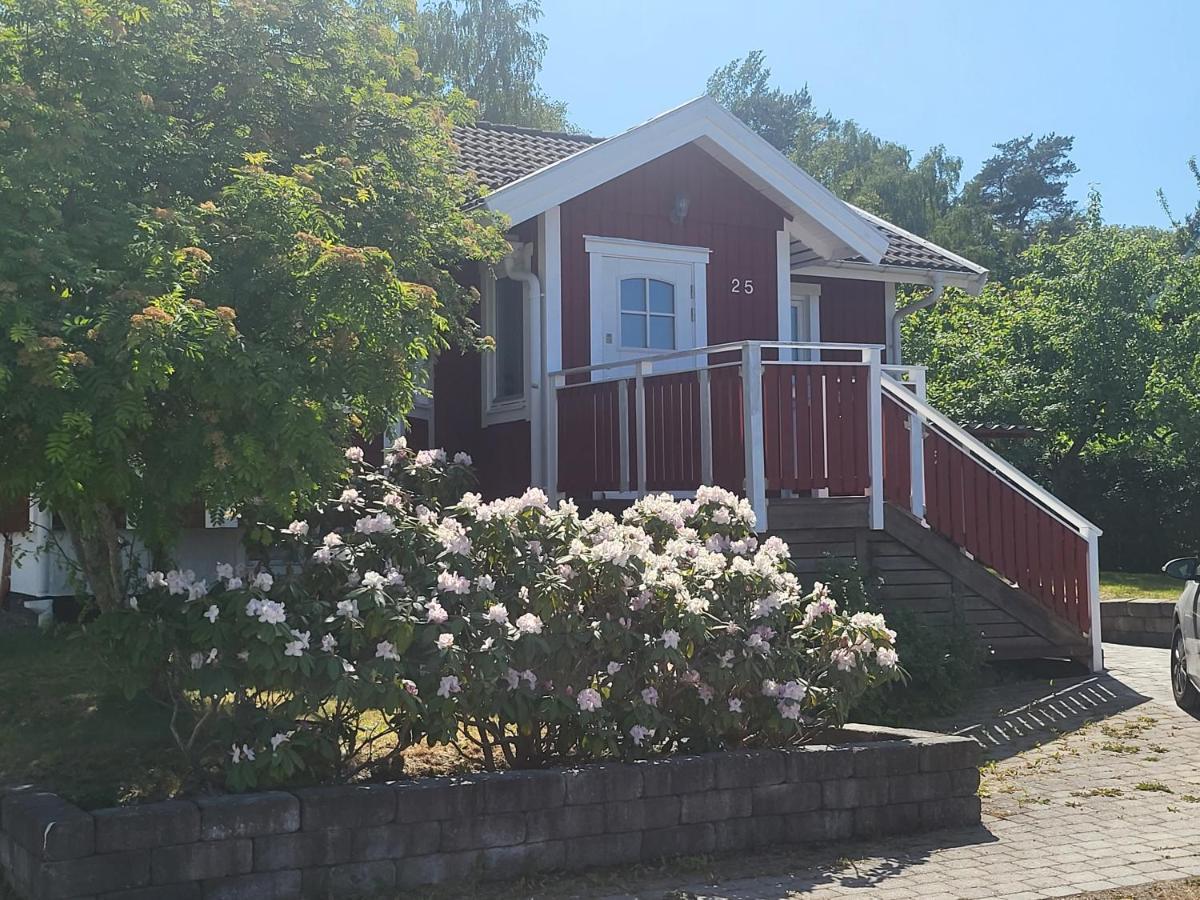 Minihus Med Stor Traedgardstomt Naera Golf Och Hav Villa Trosa Eksteriør billede