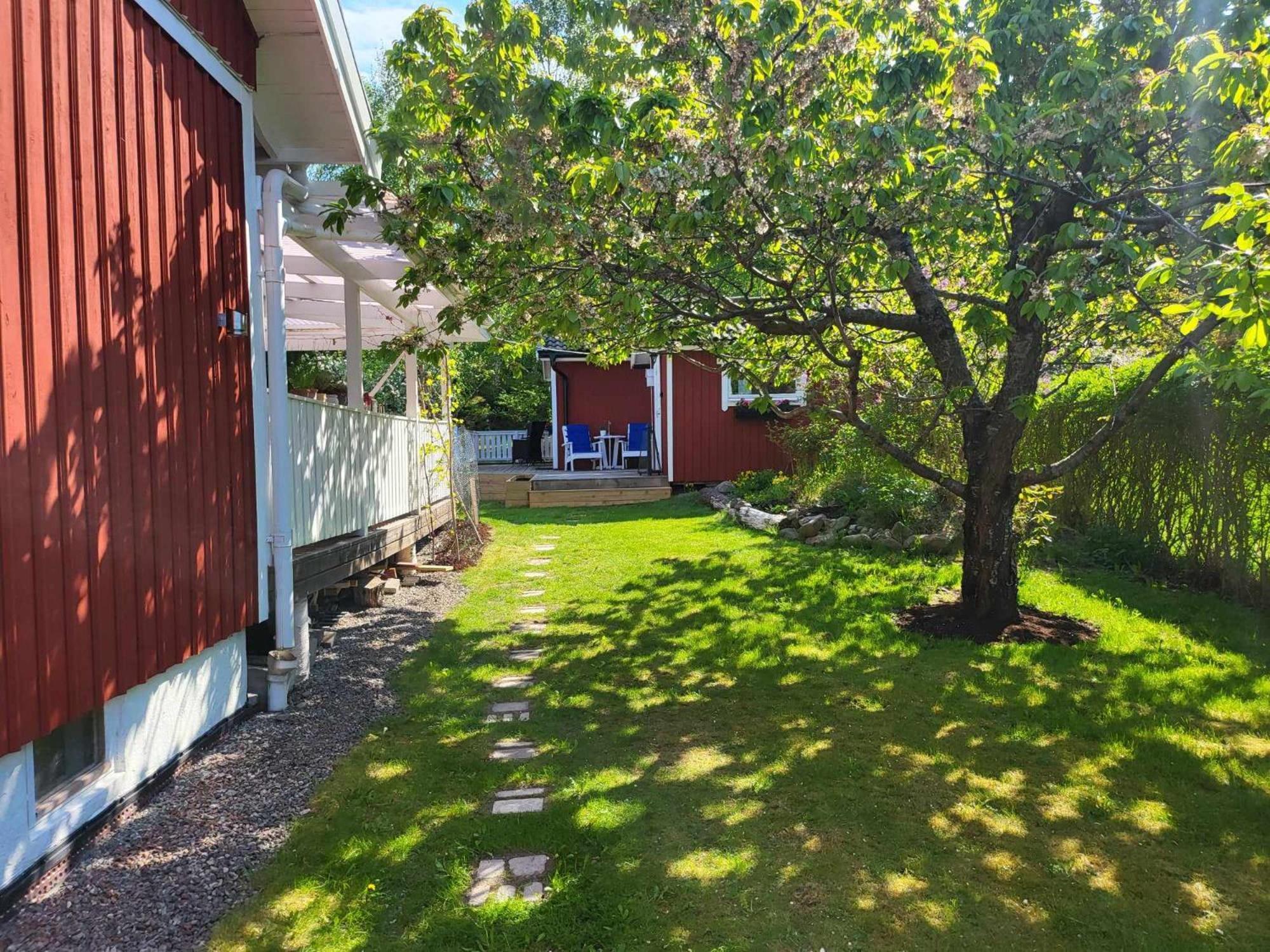 Minihus Med Stor Traedgardstomt Naera Golf Och Hav Villa Trosa Eksteriør billede